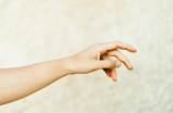 手指脱皮是什么原因(手指脱皮是什么原因，应该如何预防和治疗?)